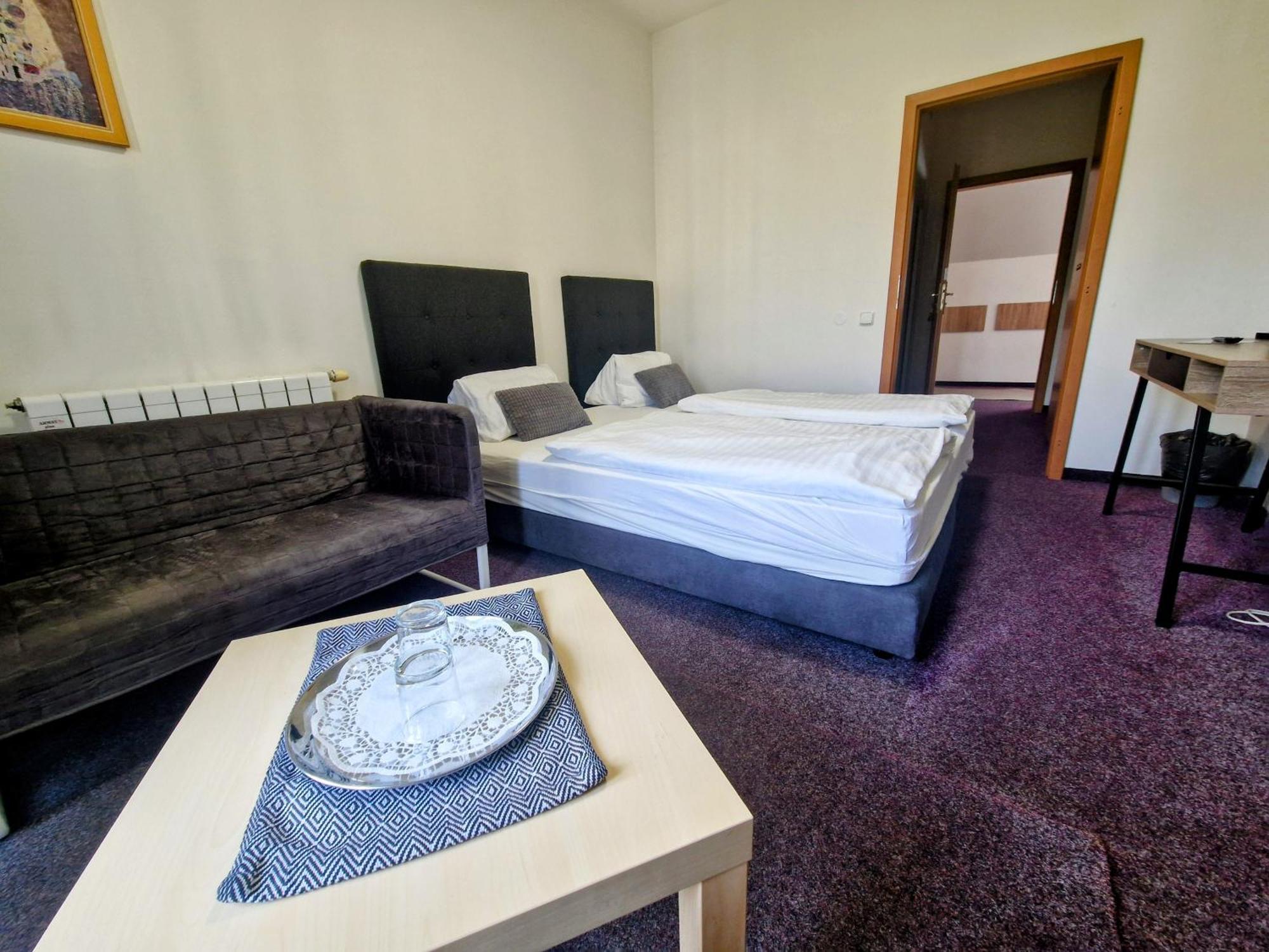 Family Hotel Maxim Beroun  Eksteriør billede