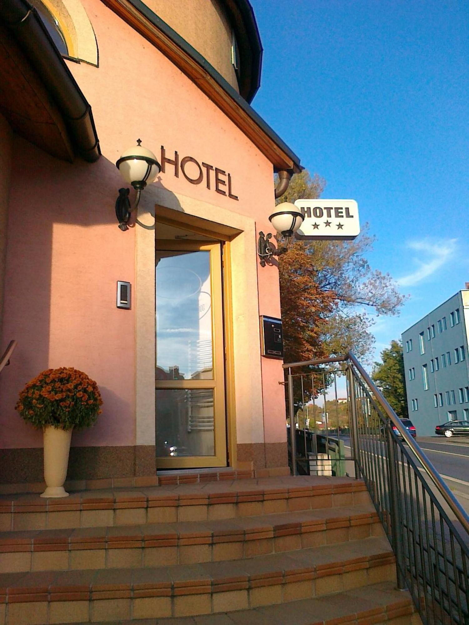 Family Hotel Maxim Beroun  Eksteriør billede