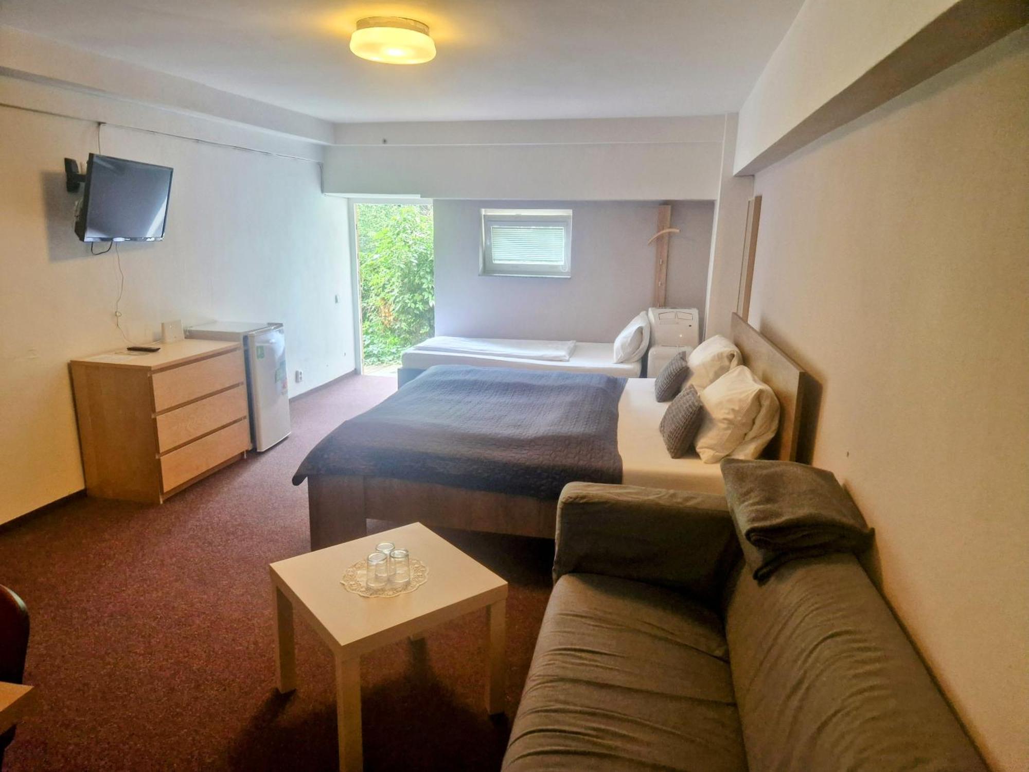 Family Hotel Maxim Beroun  Eksteriør billede
