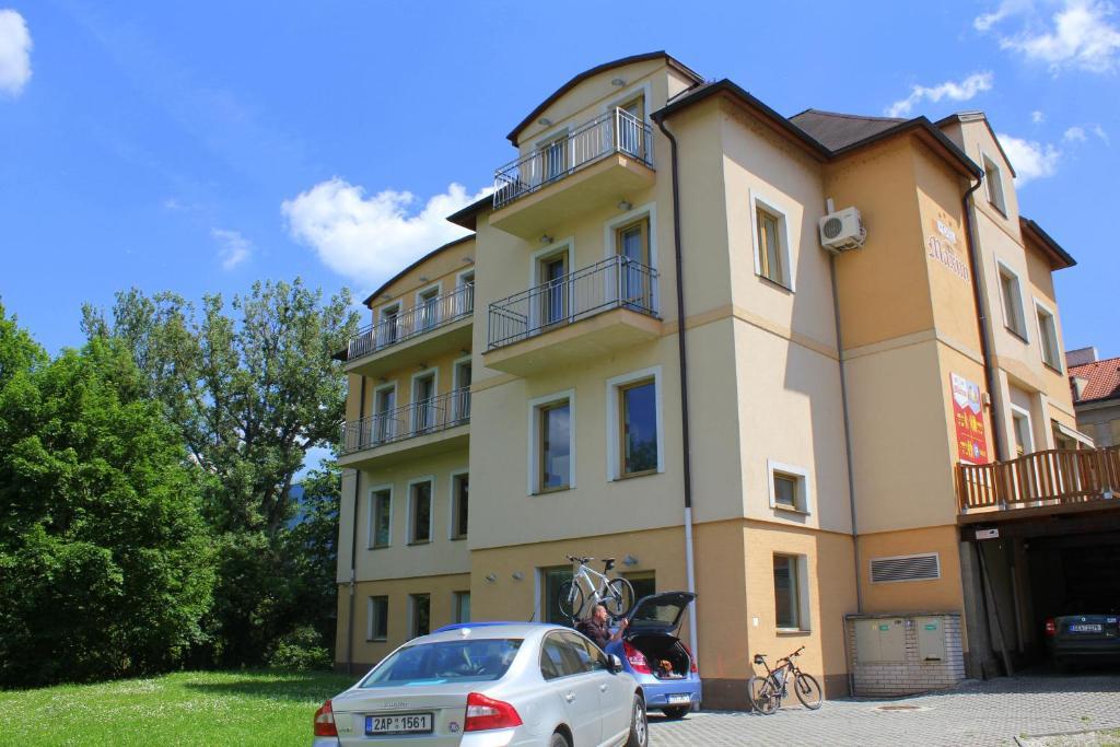 Family Hotel Maxim Beroun  Eksteriør billede